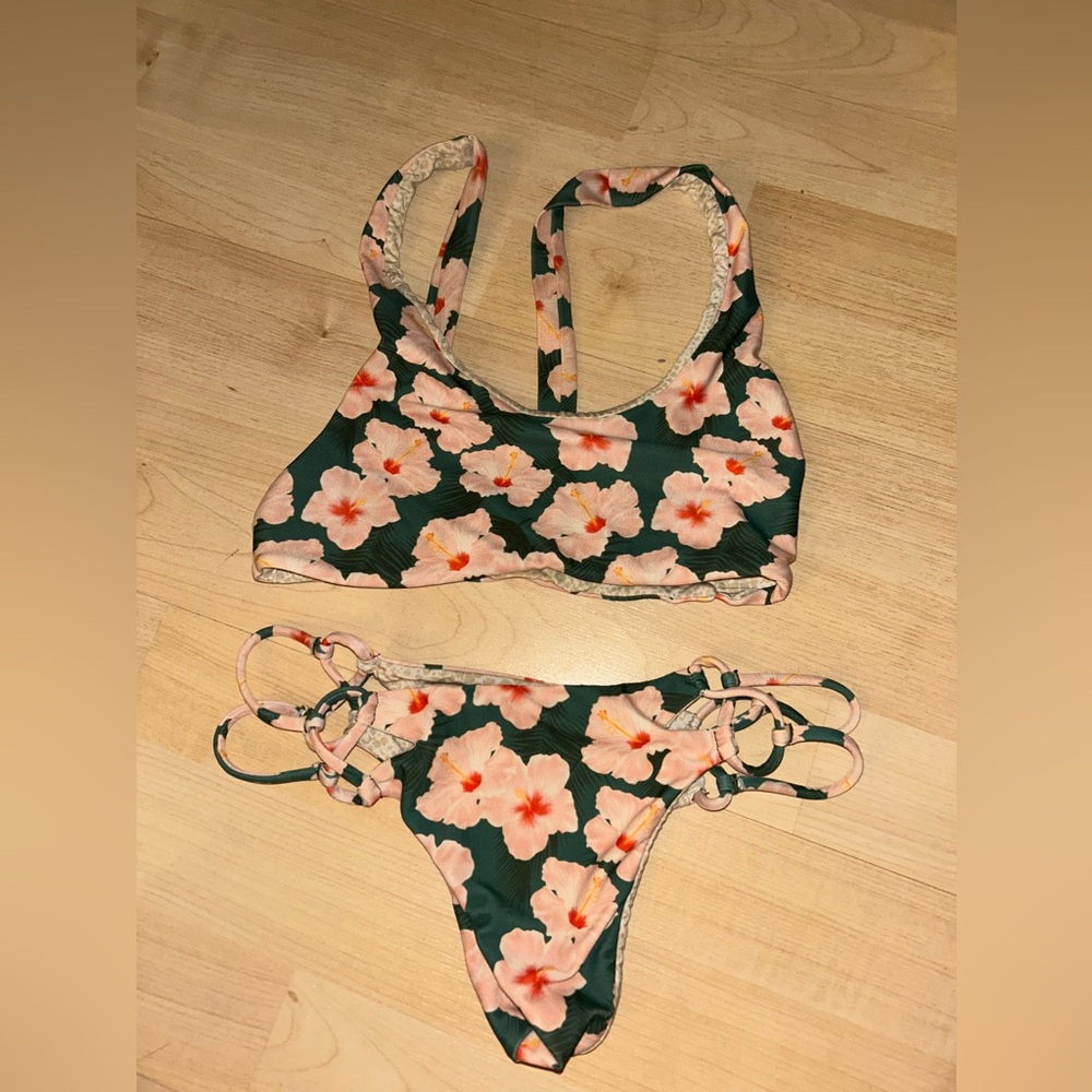 Acacia Mahalo 
Size small top and bottom